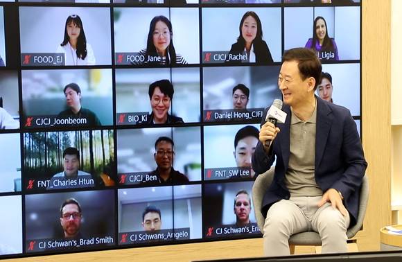 ▲최은석 CJ제일제당 대표가 실시간 방송 ‘CEO 라이브톡(Live Talk: ES·SAY)’을 통해 온·오프라인으로 참여한 국내 및 해외 임직원들과 대화를 나누고 있다. / 사진=CJ제일제당