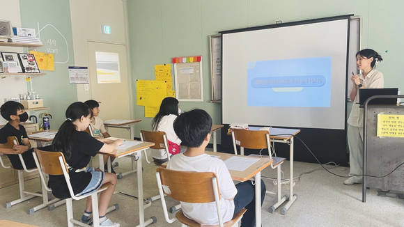 ▲안랩은 지난 6일 수정청소년수련관에서 초등학생을 대상으로 정보보호 교육을 진행했다고 밝혔다. / 사진=안랩