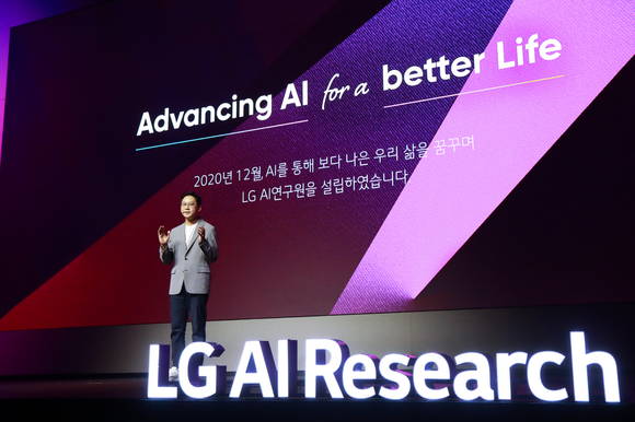 ▲배경훈 LG AI연구원장이 19일 서울 마곡 LG사이언스파크 컨버전스홀에서 열린 LG AI 토크 콘서트에서 발표하고 있다. / 사진=LG
