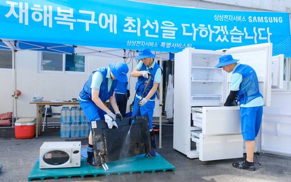 ▲삼성전자서비스 임직원이 지난 19일 충남 공주에서 수해지역 피해 주민들을 위해 가전제품 특별 점검을 진행하고 있다. / 사진=삼성