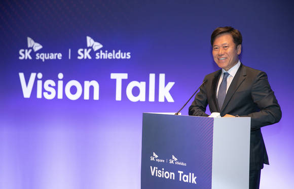 ▲박정호 SK스퀘어 부회장이 지난 3월 스페인 바르셀로나 간담회에서 SK스퀘어-EQT파트너스의 SK쉴더스 공동경영 계획을 발표하고 있다. / 사진=SK스퀘어 SK스퀘어, SK쉴더스 투자 유치 완료