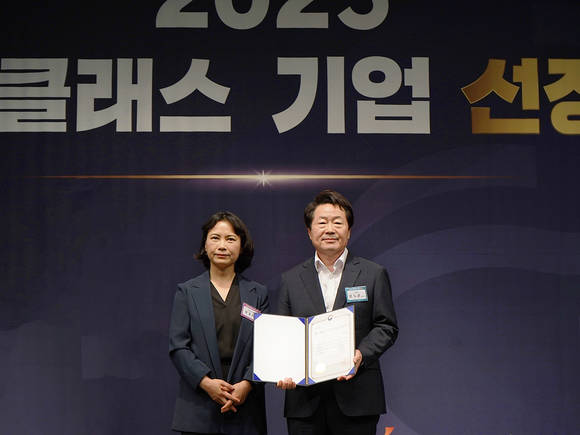 ▲강석균 안랩 대표(오른쪽)와 제경희 산업통상지원부 중견기업정책관이 2023 월드클래스 플러스 사업 지원 기업 선정식에서 기념촬영을 하고 있다. / 사진=안랩 안랩, ‘2023년 월드클래스 플러스 사업’ 지원 기업으로 선정