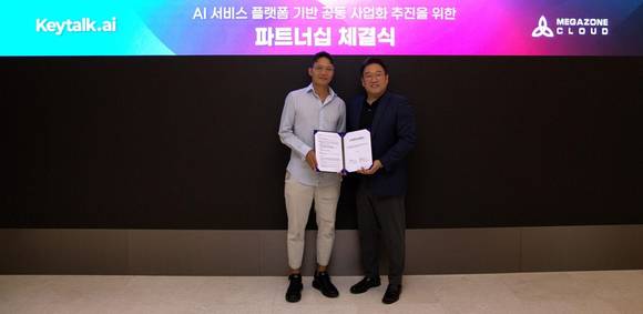 ▲도준웅 키토크AI 대표(왼쪽)와 조원우 메가존클라우드 대표가 파트너십 체결 후 기념촬영을 하고 있다. / 사진=메가존클라우드, 키토크AI 메가존클라우드-키토크AI, 생성형 AI 기반 서비스 최적화 솔루션 공급 협력