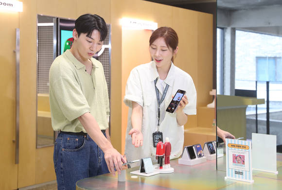 ▲이달 28일 서울 성동구에 위치한 갤럭시 스튜디오 '서울 성수'에서 관람객이 '갤럭시 Z 플립5'를 체험하는 모습 / 사진=삼성전자 삼성전자, 내일부터 갤럭시 Z플립5·폴드5 사전 판매