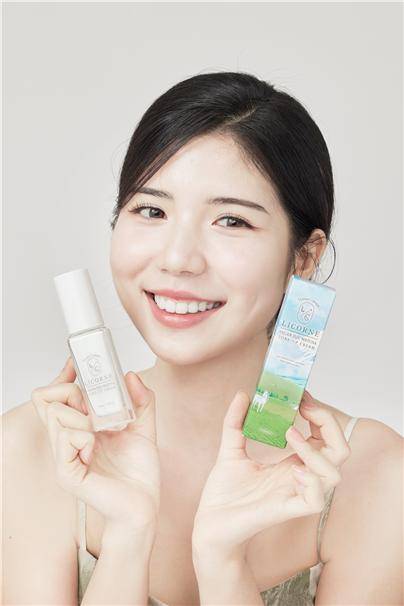 ▲'비건 제주 말차 톤업 크림'을 들고있는 유튜버 한나 / 사진=리꼼 리꼼, 신제품 비건 제주 말차 미백 라인 출시