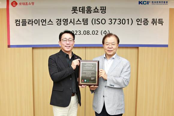 ▲김재겸 롯데홈쇼핑 대표이사(왼쪽)와 황인학 한국준법진흥원 원장이 지난 2일 서울 영등포구 롯데홈쇼핑 본사에서 진행된 인증서 수여식에서 기념촬영을 하고 있다. / 사진=롯데홈쇼핑 롯데홈쇼핑, 업계 최초 준법경영 국제표준 ISO 37301인증