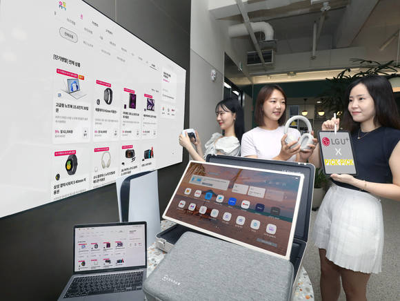 ▲LG유플러스 모델들이 LG 스탠바이미 Go, 플레이스테이션5 등 단기렌탈에서 대여할 수 있는 상품을 소개하고 있다. / 사진=LG유플러스 LG유플러스 ‘유독’, 단기렌탈 서비스 강화