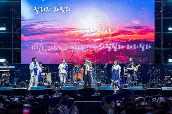 ▲(왼쪽부터)홍이삭, 윤딴딴, 김범수, 이진아, 베이빌론이 블루웨이브 뮤직페스티벌 2023에서 피날레를 장식했다. / 사진=한국컴패션 한국컴패션, 가난 속 어린이들을 위한 ‘블루웨이브 뮤직페스티벌 2023’ 성료