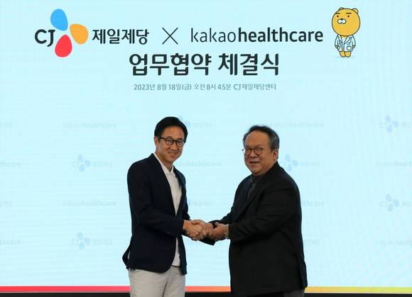▲18일 서울 중구 CJ제일제당센터에서 박민석 CJ제일제당 식품사업부문 대표(왼쪽)와 황희 카카오헬스케어 대표가 업무협약 체결 후 기념촬영을 하고 있다. / 사진=CJ제일제당 CJ제일제당, 카카오헬스케어와 업무협약 체결