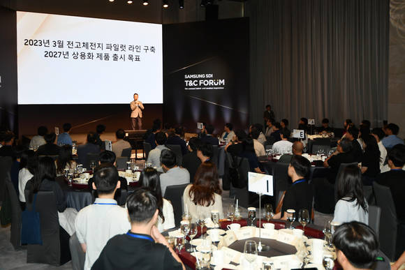▲최윤호 삼성SDI 대표가 지난 18일 서울 조선팰리스 호텔에서 열린 ‘2023 테크 & 커리어 포럼’에서 환영사를 하고 있다. / 사진=삼성SDI 삼성SDI, 우수 인재 확보 총력전