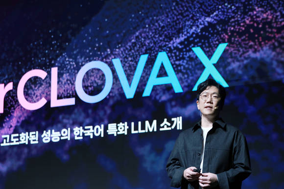 ▲성낙호 네이버클라우드 하이퍼스케일 AI 기술 총괄이 24일 열린 'DAN23'에서 발표하고 있다. / 사진=네이버 네이버, 생성형 AI ‘하이퍼클로바X’ 공개