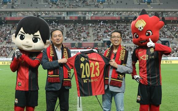 ▲노준형 롯데정보통신 대표(오른쪽)와 여은주 FC서울 대표가 지난 27일 상암 서울월드컵경기장에서 스폰서십 및 마케팅 파트너십을 맺고 기념촬영을 하고 있다. / 사진=롯데정보통신 롯데정보통신, FC서울과 파트너십 체결