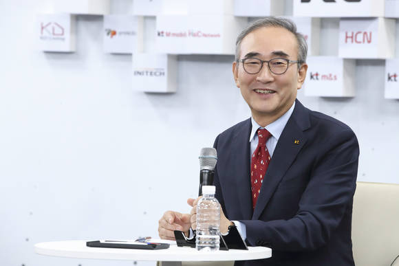 ▲김영섭 대표가 KT 분당사옥에서 진행된 취임식에서 직원들의 질문에 답변하고 있다. / 사진=KT KT, 김영섭 신임 대표이사 공식 선임