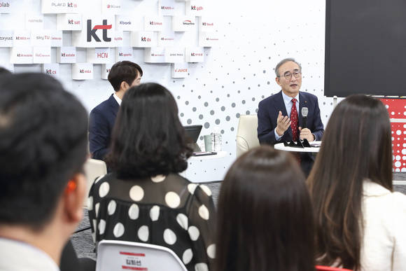 ▲김영섭 대표가 KT 분당사옥에서 진행된 취임식에서 직원들의 질문에 답변하고 있다. / 사진=KT KT, 김영섭 신임 대표이사 공식 선임