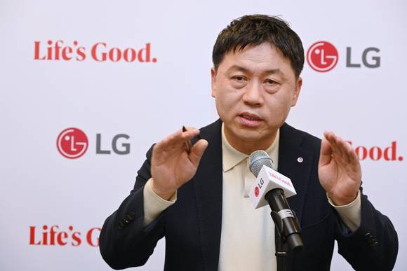 ▲류재철 LG전자 H&A사업본부장이 2일(현지시간) 독일 베를린에서 기자간담회를 열고 LG전자만의 ‘스마트 홈 솔루션’으로 글로벌 가전시장의 판도를 바꾸겠다는 사업전략을 제시하고 있다. / 사진=LG전자 LG전자, “스마트 홈 솔루션으로 글로벌 가전시장 판 바꿀 것”