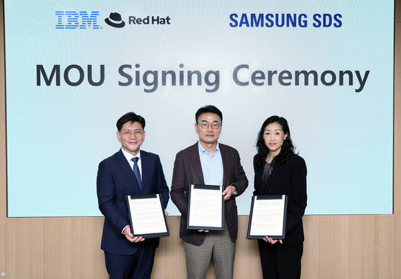 ▲(왼쪽부터) 김경상 한국레드햇 사장, 구형준 삼성SDS 클라우드서비스사업부장, 루스 선 IBM 삼성 파트너십 글로벌 매니징 디렉터가 업무협약을 체결한 뒤 기념촬영을 하고 있다. / 사진=삼성SDS 삼성SDS, 클라우드 사업 강화를 위해 레드햇·IBM과 협력