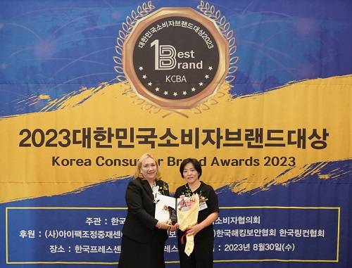 ▲김선자 팀장이 사라 솔리스 카스테녜다 주한 과테말라 대사와 수상 후 기념촬영하고 있다. / 사진=로지아이 로지아이, 2023대한민국소비자브랜드대상 수상