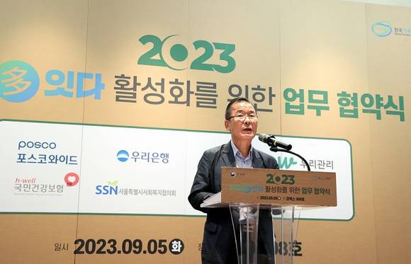 ▲한국기후·환경네트워크는 5일 서울 코엑스에서 이우균 한국기후·환경네트워크 상임대표가 협약식 진행에 앞서 인사말을 하고 있다. 한국기후·환경네트워크, 기업들과 업무협약…사무용 집기 재사용 및 자원순환 활성화 위해 앞장서