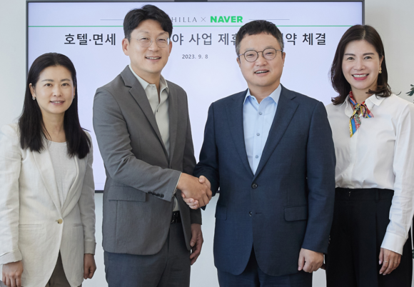 ▲지난 8일 경기도 성남시 분당구 소재 네이버 1784 사옥에서 (왼쪽부터)이수현 네이버 책임리더, 한재영 네이버 사업개발센터 총괄, 김태호 호텔신라 TR부문장, 김보연 호텔신라 이커머스 팀장이 업무 협약을 체결한 뒤 기념촬영을 하고 있다. / 사진=호텔신라 호텔신라, 네이버 제휴 통한 디지털 전환 가속화
