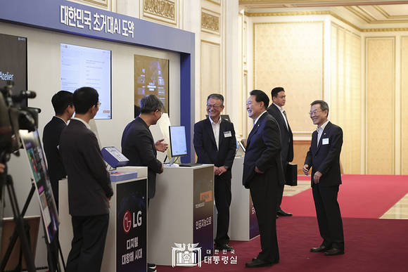 ▲코난테크놀로지가 13일 청와대 영빈관에서 개최된 ‘대한민국 초거대 인공지능 도약’ 행사에 참여해 자체개발 대규모 언어모델 ‘코난 LLM’을 윤석열 대통령에게 시연하고 있다. / 사진=대한민국 대통령실 코난테크놀로지, 초거대 AI 도약 행사서 대통령께 코난LLM 선봬