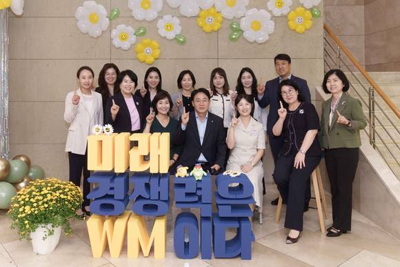 ▲이석용 NH농협은행장(앞줄 가운데)과 'WM 자산관리 경연대회'에 참가한 WM들이 기념사진을 촬영하고 있다. / 사진=농협은행 NH농협은행, WM 10주년 기념 자산관리 경연대회 개최