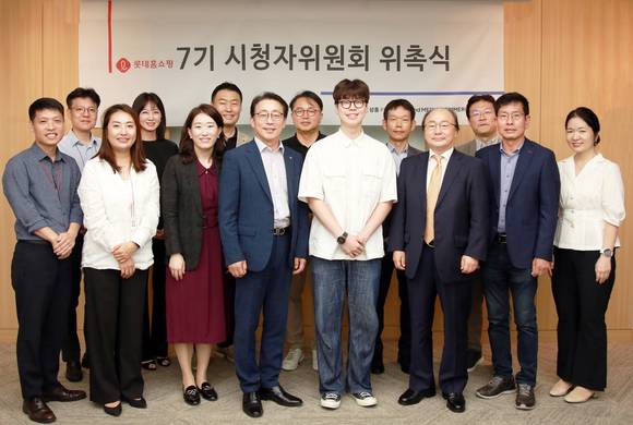 ▲지난 18일 서울 영등포구 양평동 본사에서 열린 ‘제 7기 시청자위원회’에서 (앞줄 왼쪽 첫번째부터)롯데홈쇼핑 박도규 심의팀장, 박선영 방송심의실장, 청년재단 박주희 사무총장, 롯데홈쇼핑 김재겸 대표이사, 청년정책위원회 김동현 위원 등 관계자들이 기념촬영을 하고 있다. / 사진=롯데홈쇼핑 롯데홈쇼핑, 제7기 시청자위원회 위촉···시청자 권익보호 강화