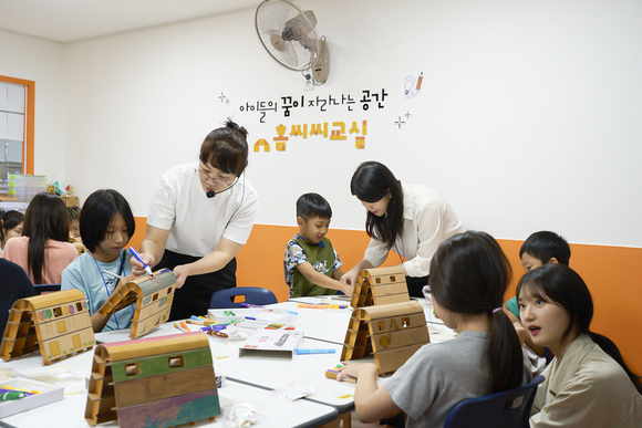 ▲인천광역시 서구에 위치한 아동복지시설인 홈씨씨교실 이용 아동들이 친환경 교육을 받고 있다. / 사진=KCC글라스 KCC글라스, 홈씨씨교실 이용 아동 대상 친환경 교육 프로그램 진행