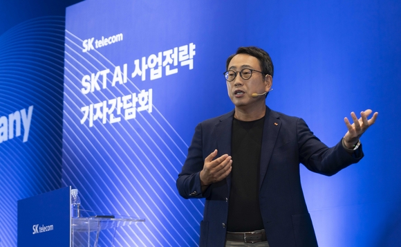 ▲유영상 SK텔레콤 대표가 26일 SK T타워 수펙스홀에서 열린 ‘SKT AI 사업전략 기자간담회’에서 키노트 발표를 하고 있다. / 사진=SK텔레콤 SK텔레콤, 자강·협력의 AI 피라미드 전략 발표…2028년 ‘글로벌 AI 기업’ 도약노려