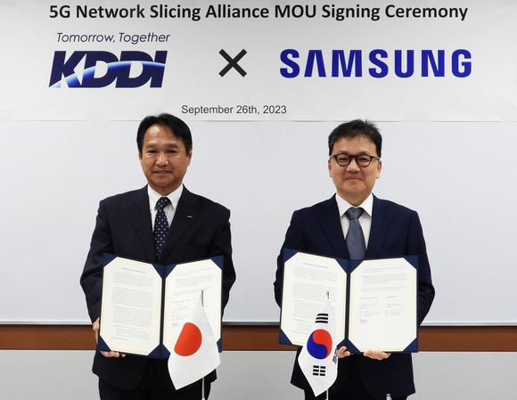 ▲요카이 토시카즈 KDDI 기술총괄본부 부총괄본부장 겸 CNO(왼쪽)와 이준희 삼성전자 네트워크 사업부 전략마케팅팀장 부사장이 26일 도쿄 KDDI 본사에서 '5G 네트워크 슬라이싱 기술 협력' MOU 기념 사진을 촬영하고 있다. / 사진=삼성전자 삼성전자-KDDI, 5G 네트워크 슬라이싱 기술 발전 MOU