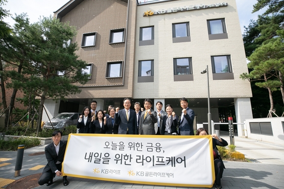 ▲4일 KB골든라이프케어의 자회사 편입을 기념해 KB골든라이프케어 서초빌리지에서 이환주 KB라이프생명 대표(중앙 왼쪽)가 임직원들과 함께 기념사진을 촬영하고 있다. / 사진=KB라이프 이환주 KB라이프 대표, KB골든라이프케어 방문… 요양사업 본격화