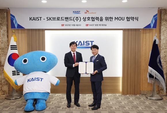▲김혁 SK브로드밴드 미디어CO 담당(오른쪽)과 이균민 KAIST 대외부총장이 지난 4일 대전 KAIST 본원에서 키즈 과학 애니메이션 제작을 위한 업무협약을 맺은 뒤 기념촬영을 하고 있다. / 사진=SK브로드밴드 SK브로드밴드, KAIST와 손잡고 ‘키즈 과학 애니메이션’ 제작
