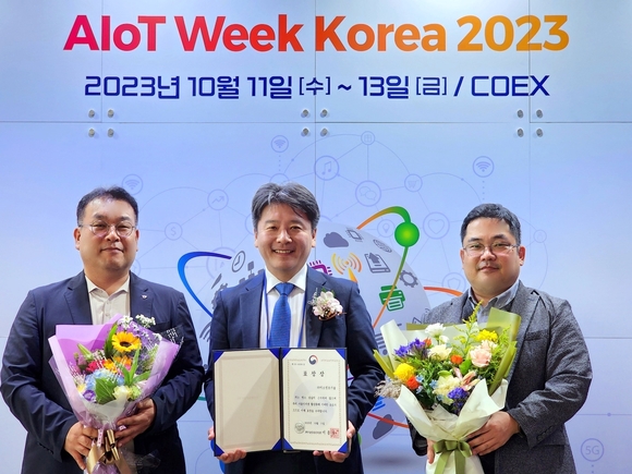 ▲(왼쪽부터) 미소정보기술 남상도 부사장, 안동욱 대표이사, 손진호 연구소장이 ‘지능형사물인터넷(AIoT) 어워즈 2023’ 시상식에서 AI 빅데이터 분석 플랫폼을 통한 산업발전 공로를 인정받아 과학기술정보통신부 장관 표창을 수상한 뒤 기념촬영을 하고 있다. / 사진=미소정보기술 미소정보기술, IoT활성화 과기부 장관 표창