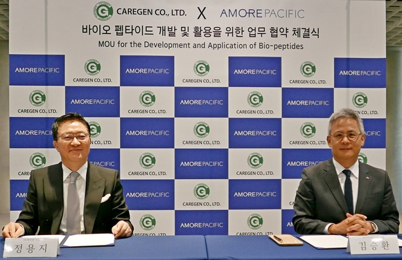 ▲(왼쪽부터)정용지 케어젠 대표와 김승환 아모레퍼시픽 대표이사가 '바이오 펩타이드 개발 및 활용을 위한 업무 협약 체결식'에서 기념촬영을 하고 있다. / 사진=아모레퍼시픽