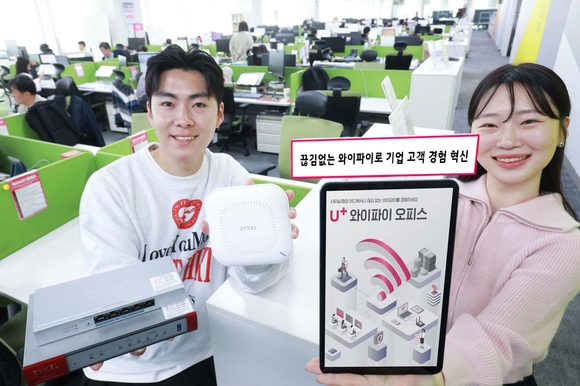 ▲LG유플러스 직원들이 U+와이파이오피스를 구성하는 AP, AP컨트롤러, 전원공급장치를 소개하고 있다. / 사진=LG유플러스 LG유플러스, 월 4만 원대 중소기업 전용 ‘U+와이파이오피스’ 출시