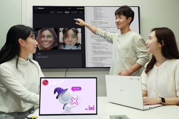 ▲LG유플러스 임직원이 AI 브랜드 익시의 AI 기술을 테스트하고 있다. / 사진=LG유플러스 LG유플러스, 통신 맞춤 생성형 AI ‘ixi-GEN’ 개발한다