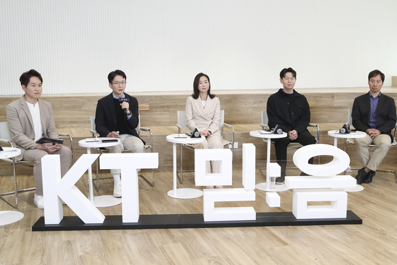 ▲최준기 KT AI/BigData사업본부 본부장이 기자설명회에서 KT 초거대AI 믿음에 대해 설명하고 있다. (왼쪽부터 두번째부터) 최준기 KT AI/BigData 사업본부 본부장, 배순민 KT AI2XL 연구소 소장, 이용재 매스프레소 대표, 김성훈 업스테이지 대표, 조성은 KT SW개발본부 본부장 / 사진=KT KT, 기업고객을 위한 맞춤형 AI 믿음 출시…환각 답변 70% 줄여