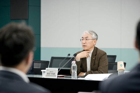 ▲이석준 농협금융 회장이 중구 소재 본사에서 지난 9일 그룹 ESG경영 협의체인 '사회적가치 및 녹색금융 협의회' 회의를 주재하고 있다. / 사진=농협금융 농협금융, ESG 신비즈니스 추진으로 차별화