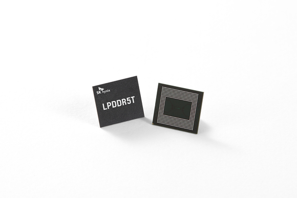 ▲SK하이닉스의 LPDDR5T / 사진=SK하이닉스