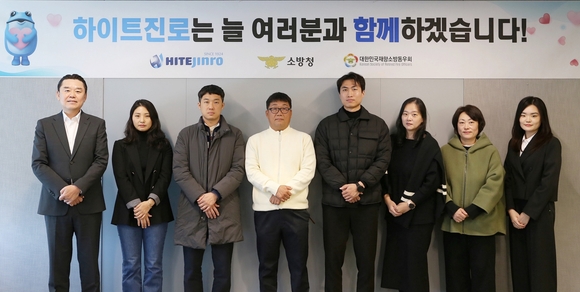 ▲김인규 하이트진로 대표이사(맨 왼쪽)와 소방공무원 유가족이 지난 13일 하이트진로 서초동 사옥에서 열린 소방유가족 지원금 전달식에서 기념촬영을 하고 있다. / 사진=하이트진로 100년 기업 하이트진로, 소방유가족 지원금 전달