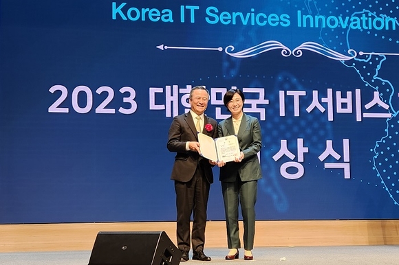 ▲김혜주 롯데멤버스 대표(오른쪽)가 권헌영 한국IT서비스학회장과 ‘2023 대한민국 IT 서비스 혁신대상’ 수상 기념 사진을 촬영하고 있다. / 사진=롯데멤버스 롯데멤버스, ‘2023 대한민국 IT서비스 혁신대상’ 과기부장관상 수상