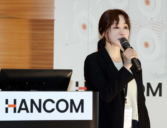 ▲김연수 한글과컴퓨터 대표가 지난 9일 서울 코엑스에서 열린 세미나에서 발표하고 있다 / 사진=한글과컴퓨터 한컴, “공공 행정용 서식형 한글 문서 편집 서비스 무료화”