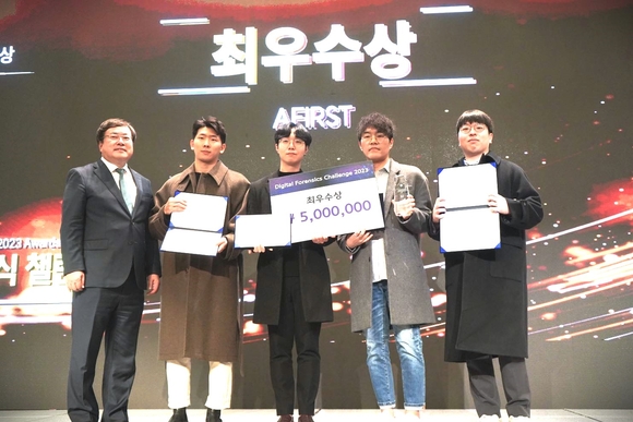 ▲(왼쪽부터) 한국정보보호학회 원유재 회장, 안랩 ASEC 김준석 주임, 김승학 주임, 이명수 수석, 정현우 연구원이 지난 17일 ‘디지털포렌식 챌린지 2023’ 시상식에서 기념촬영을 하고 있다. / 사진=안랩 안랩 시큐리티대응센터, ‘디지털포렌식 챌린지 2023’ 최우수상