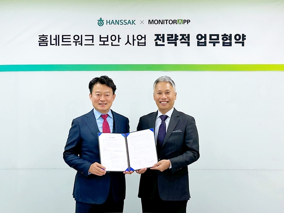 ▲이주도 한싹 대표(왼쪽)와 이광후 모니터랩 대표가 홈네트워크 보안사업 전략적 업무협약을 체결한 뒤 기념사진을 촬영하고 있다. / 사진=한싹