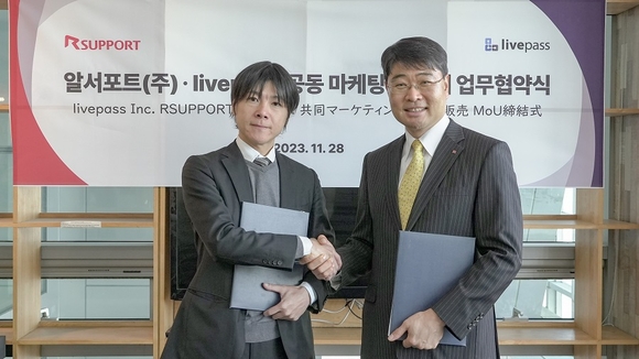 ▲서형수 알서포트 대표(오른쪽)와 야마시타 리브패스 대표가 알서포트 서울 본사에서 한국 시장 판매를 위한 사업협력 계약을 체결한 뒤 악수하고 있다. / 사진=알서포트 알서포트, 일본 B2C 커뮤니케이션 솔루션 기업과 국내 사업협력