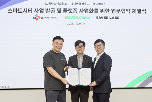 ▲(왼쪽부터) 석상옥 네이버랩스 대표, 유인상 CJ올리브네트웍스 대표, 김유원 네이버클라우드 대표가 스마트시티 사업 발굴 및 플랫폼 사업화를 위한 업무협약 체결식에서 기념 촬영을 하고 있다. / 사진=CJ올리브네트웍스 CJ올리브네트웍스, 팀 네이버와 스마트시티 사업 진출