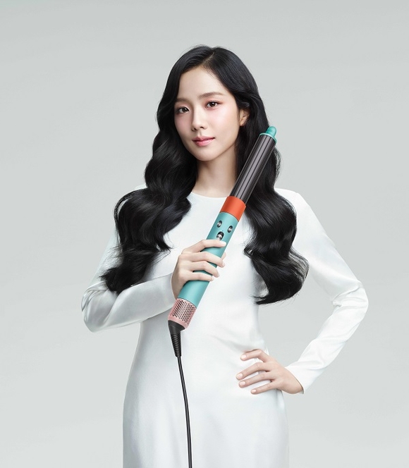 ▲다이슨 에어랩 멀티 스타일러 세라믹팝 에디션을 든 지수의 모습 / 사진=다이슨 다이슨, K팝 아이콘 지수와의 파트너십 발표