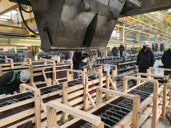 ▲저탄소 콘크리트 실험체 제작(타설) 과정 / 사진=삼성물산 건설부문 삼성물산, 저탄소 콘크리트 기술 활용한 제로 시멘트 보도블록 개발