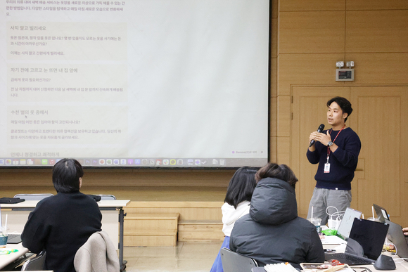 ▲롯데건설 직원이 사내벤처 워크숍에서 발표하고 있다. / 사진=롯데건설 롯데건설, 임직원 사내벤처 사전 교육 프로그램 진행