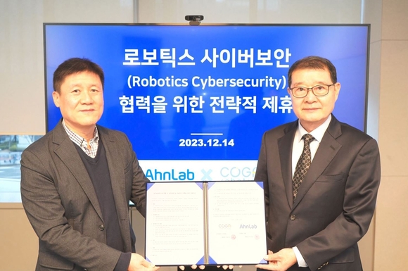 ▲전성학 안랩 연구소장(왼쪽)과 박승도 코가로보틱스 대표가 사이버보안 협력을 위한 전략적 제휴 체결한 후 기념 촬영을 하고 있다. / 사진=안랩 안랩, 코가로보틱스와 전략적 제휴 협약(MOU) 체결