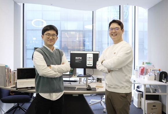 ▲신한은행에서 독립 법인으로 분사한 ‘아르티브’ 김준기(왼쪽)·손우진 공동대표 / 사진=신한은행 신한은행, 사내 벤처 팀 ‘아르티브’ 독립 법인 분사